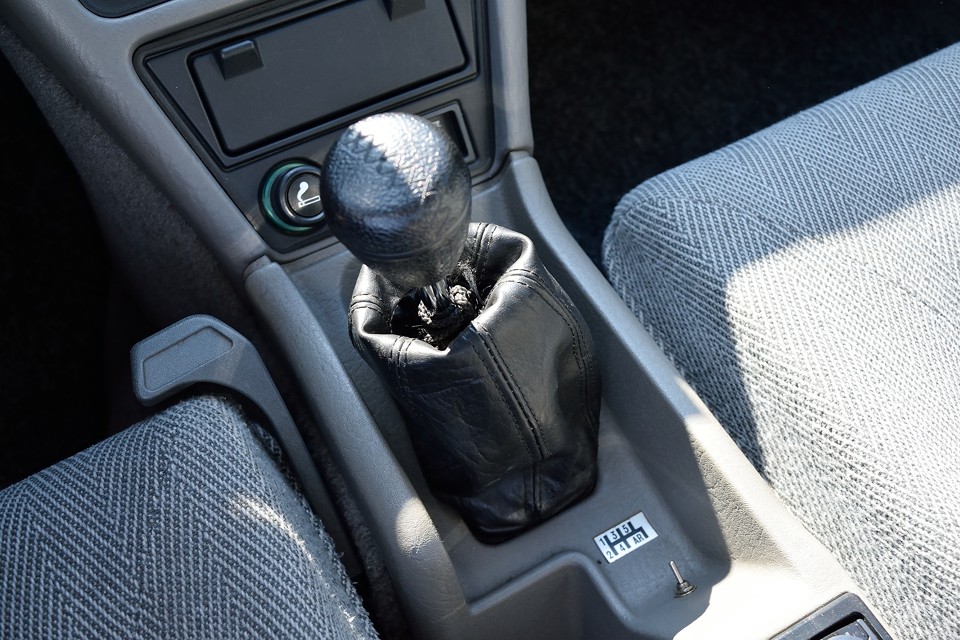 はい、正真正銘、5MTです。シフトフィールはフランス車によくある、ゆる～い感じで、ポジションが少し解かりづらいですが、入るときにはスコンッと入るあの感じ！