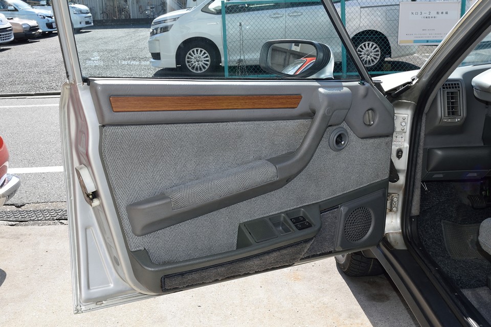 フロントドア内張りです。布張りなので、どうしても経年での薄汚れがありますが、お引渡し時には、もちろん頑張ってクリーニングしますので、もう少しキレイになると思います。