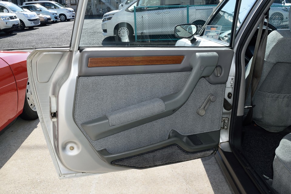 リアドア内張りです。リアは使用頻度が少なかったんでしょうね。ご覧の通りの清潔な印象です。