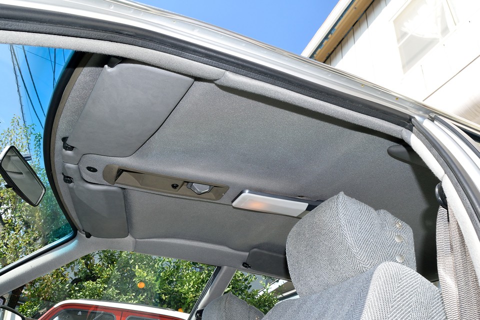 天張りも目立つ汚れ、タレも無く、清潔な印象です。タバコやペット、キツイ芳香剤の嫌な臭いもありません！オールドシトロエン独特の臭いだけです。