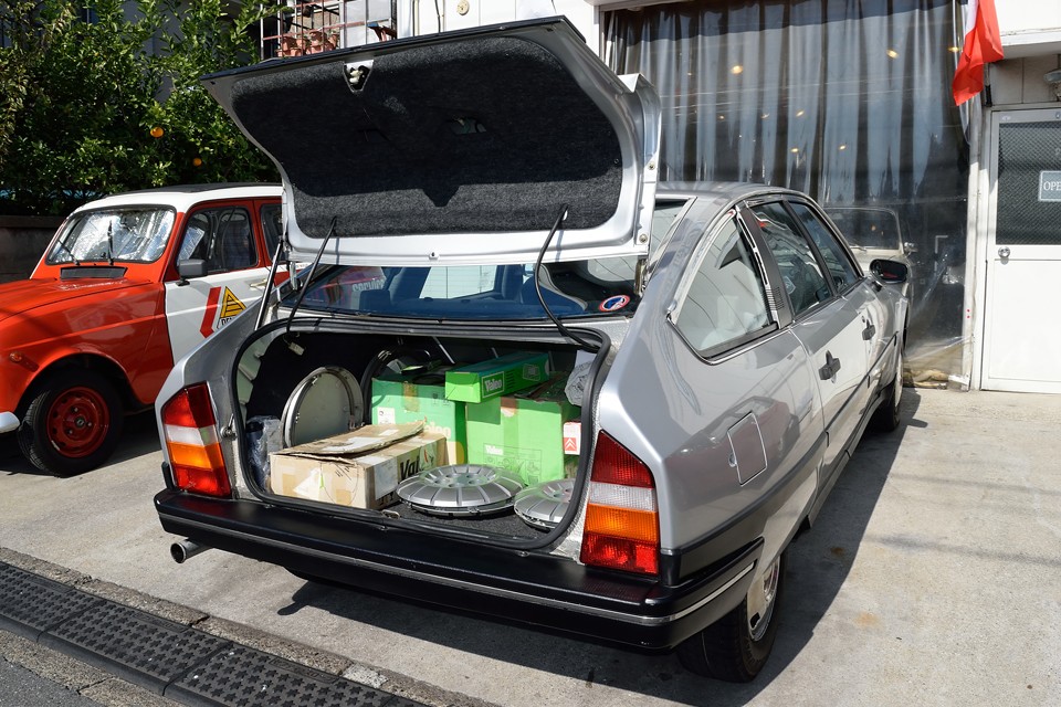 リアハッチはこんなふうに「ガバッ」と開くので、荷物の出し入れもしやすく便利！ご覧のトランクいっぱいの部品も付属します。中身は・・・