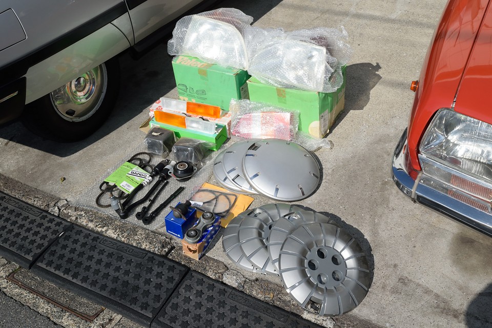 ヘッドライトセット、フロントウインカーレンズセット、右リアレンズ、各種Vベルト、ボールジョイント、元々付いていたのっぺりしたホイールカバー3ヶ、デザインの違うホイールカバー4ヶ、他にホース、ブッシュ、パッキン等。