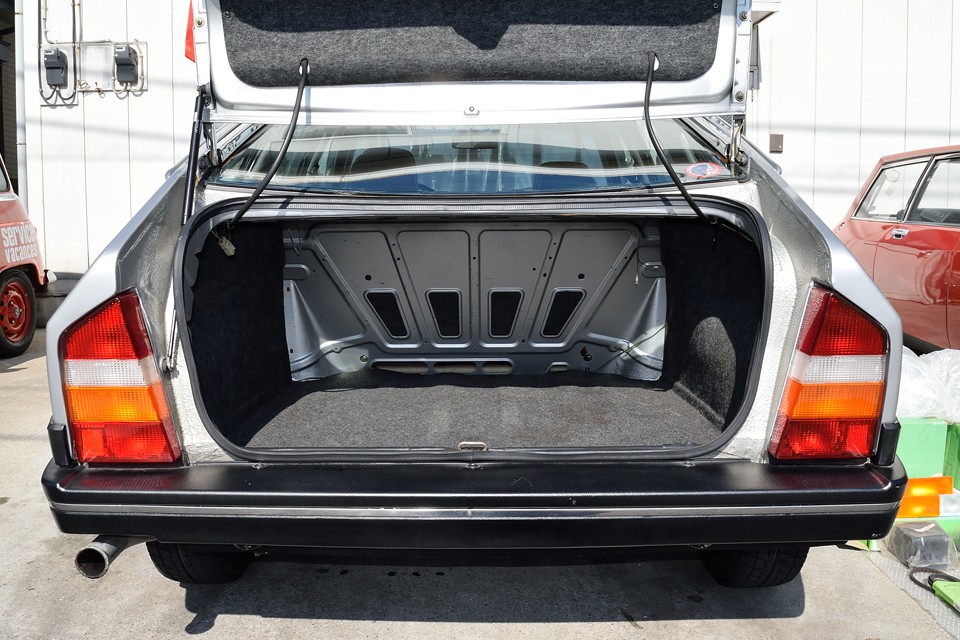 ご覧の通り、かなり容量のあるトランクです。後席とは繋がっていないのですが、それでもこれだけの広さがあれば十分ですね。