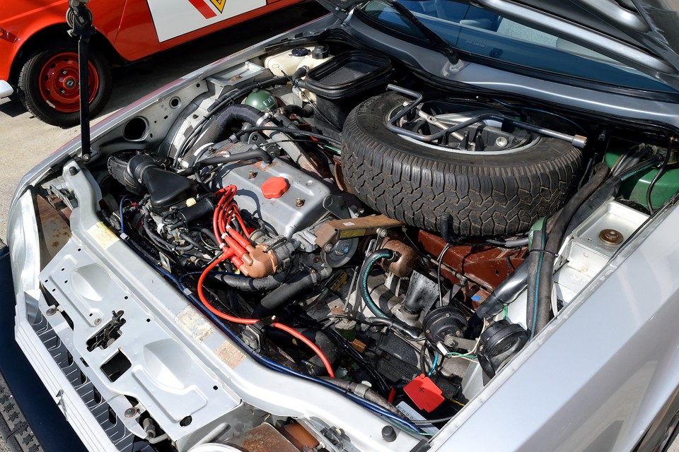 SOHC4気筒2200ccのエンジンは115PS/5600rpm、17.8kgm/3250 rpmを発生。気になるタイミングベルトは交換歴不明なので、出来れば今回の車検整備での交換がおススメ！
