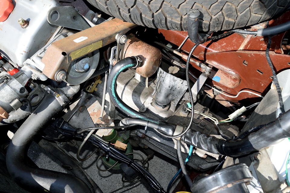 ハイポンプ、セルフセンタリング機構付きのステアリングラック周りにオイルにじみは無く、乾いた状態です。これはひと安心！・・・ただ、過去にレストア歴のある、いわゆる「仕上がった個体」ではありませんので、今後もメンテナンスは必要だと思います。