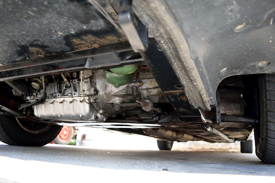 エンジン下面です。過去にエンジンオイルでしょうか、滲んで出来たような汚れが見受けられますが、現在、LHM、エンジンオイルともに漏れはありませんので、ご安心を！