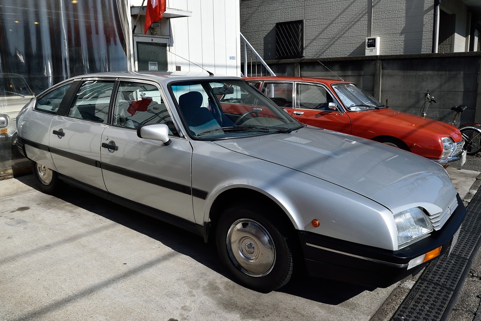 そのボディスタイルから、ラグジュアリーで大柄な印象のCXですが、実際のボディサイズは全長4600mm。現行BMW3シリーズが4645mmですから、決して大きなクルマと言うわけではないのです。