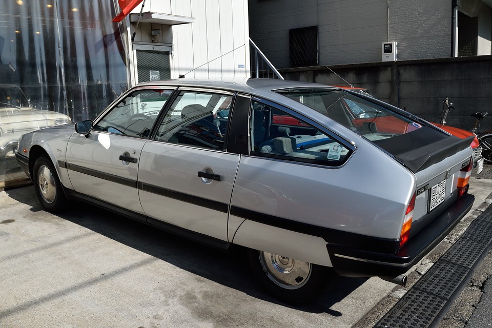 ハイドロニューマチックの乗り心地に、決してパワフルと言うわけではないですが、回しきれる小排気量エンジン、そしてセルフセンタリングの左ハンドルとMTで操るCXは・・・。