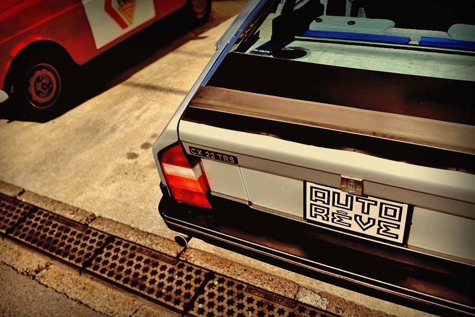 長距離ドライブには楽だし、パーティーに乗り付けるにも打ってつけだし、腰痛持ちの方にはそれこそおススメのCXなのですが・・・。