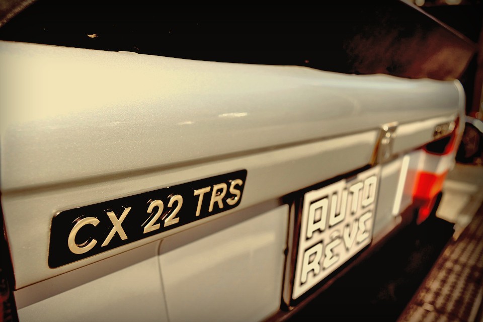 ギアを一段落として、アクセルを踏み込んでみると、リアを一瞬沈ませながらフワッとした挙動とともに勢いよく加速するCXを体感すると・・・。