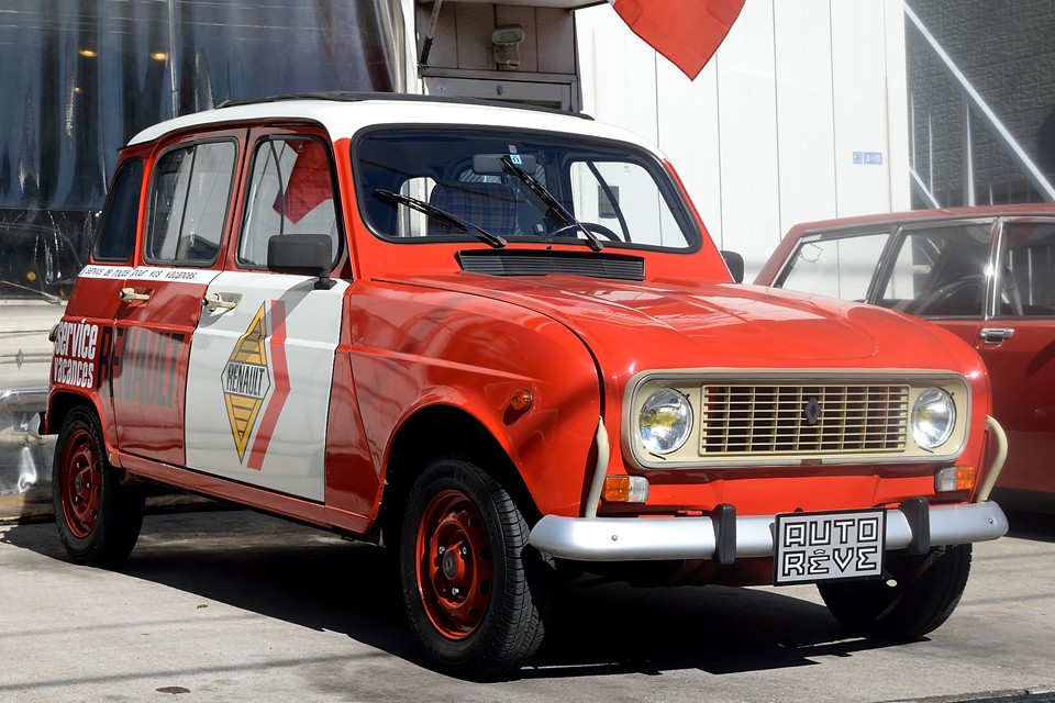 1991（平成3）年式ルノー4GTL！憶えていらっしゃる方も多いと思いますが、そうですQUATREVE（カトレーヴ）です！ご覧の通り、製作当時と変わらないPOPで、印象的な姿のままで戻って参りましたぁ～！