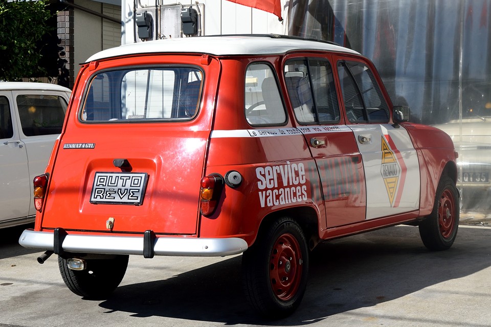 QUATREVEって何？っていう方のために・・・当時のフランスディーラーのサービスカーのデザインをモチーフに、アウトレーヴでリデザインし、カラーリングを施した、オンリーワンな個体なのです！