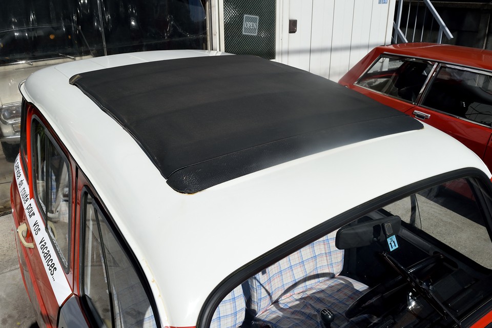 もちろん、もともと古い個体ですから、オールペイントしたとはいえ、ちょこちょこ劣化は進むわけで・・・キャンバストップはご覧の通り、大きな破れはありませんが・・・。