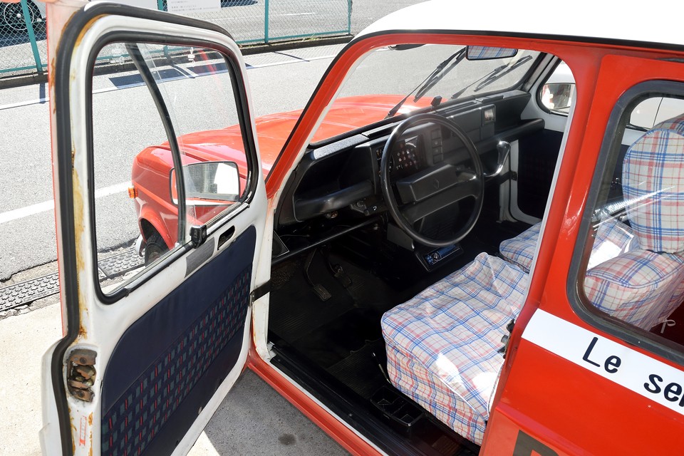 それでは、シンプルながらも使いやすさ抜群のインテリアへ！どうぞ～！