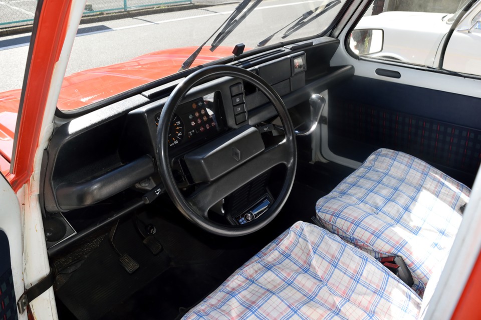 インテリアはほぼノーマルの状態です。さすがに、ダッシュパネルをカラフルにするのはちょっと・・・ですが、ご覧のシートカバーはQUATREVE専用！ワンオフで製作したものです！