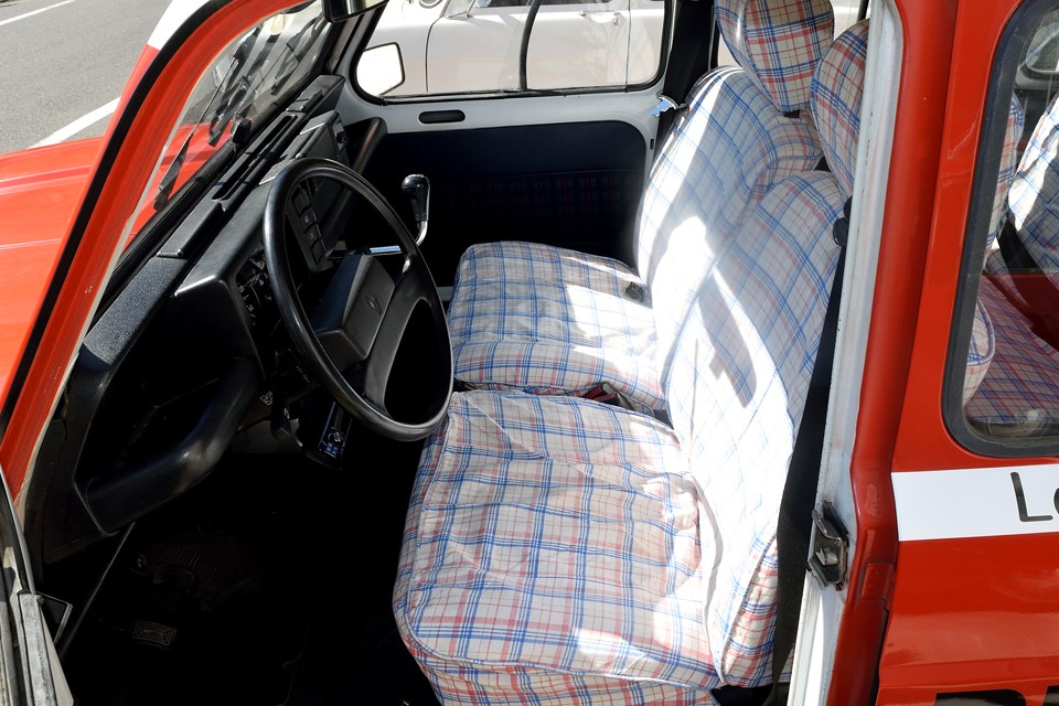 キャトルのシートを型取りして、前オーナー様のご希望の生地で製作した一品もの！既に色褪せしちゃってますが、でもチェックのシートカバーがQUATREVEに合ってるぅ～！