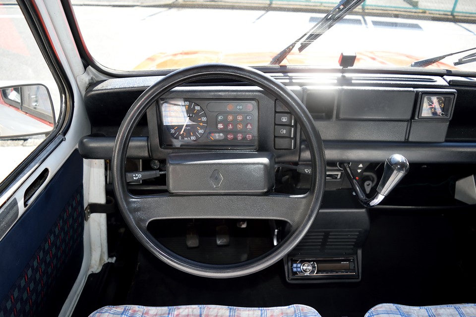 毎度言いますが・・・このステアリング・・・下半分が・・・口っぽいと思った途端・・・顔にしか見えなくなるぅ～！（笑）