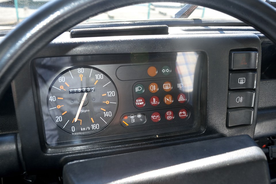 カラフルでPOPなメーターパネル！でもそれだけではありません、機能別に並べられ、見やすくレイアウトされたインジケーター類のデザインが秀逸ですね。ちなみに走行距離はご覧の通りですが、旧車のため走行不明とさせていただきました。