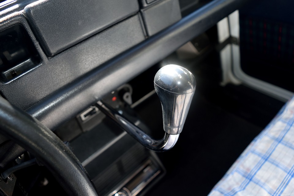 ステアリングの右横から生えているのはシフトレバー！最初は「なにコレ？！」ですが、慣れてくると、使いやすい事、使いやすい事！