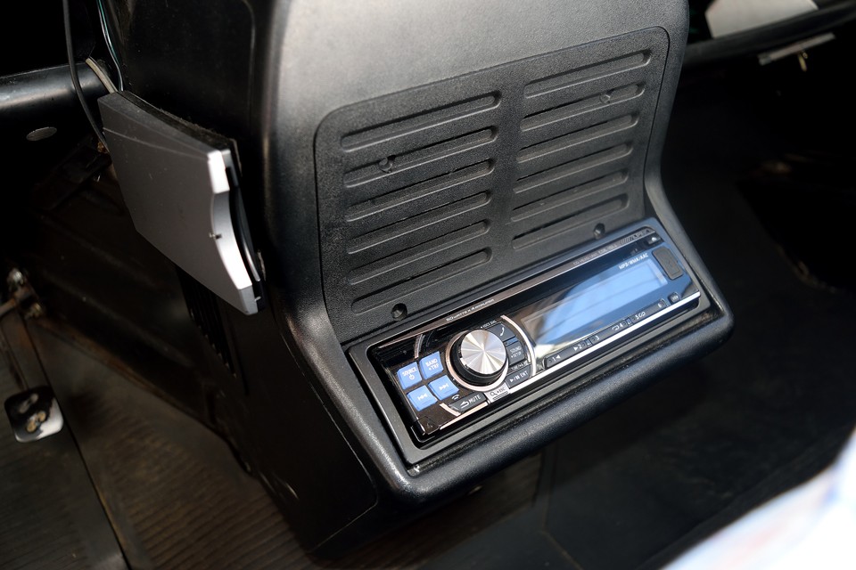 オーディオ、ETCも装備！ドライブに音楽は欠かせないし、左ハンドル車にETCはもはや必須ですよね。