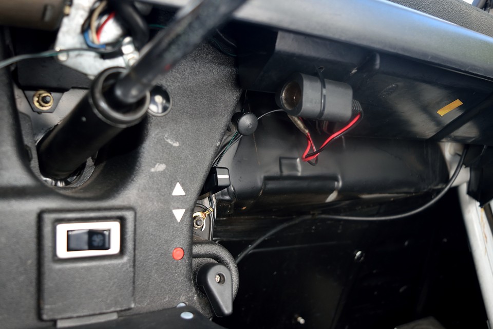 助手席前の棚の下に後付のシガーソケットも取付済！これでスマホの充電も安心！旧車と言えども、それだけは欠かせないですもんね。