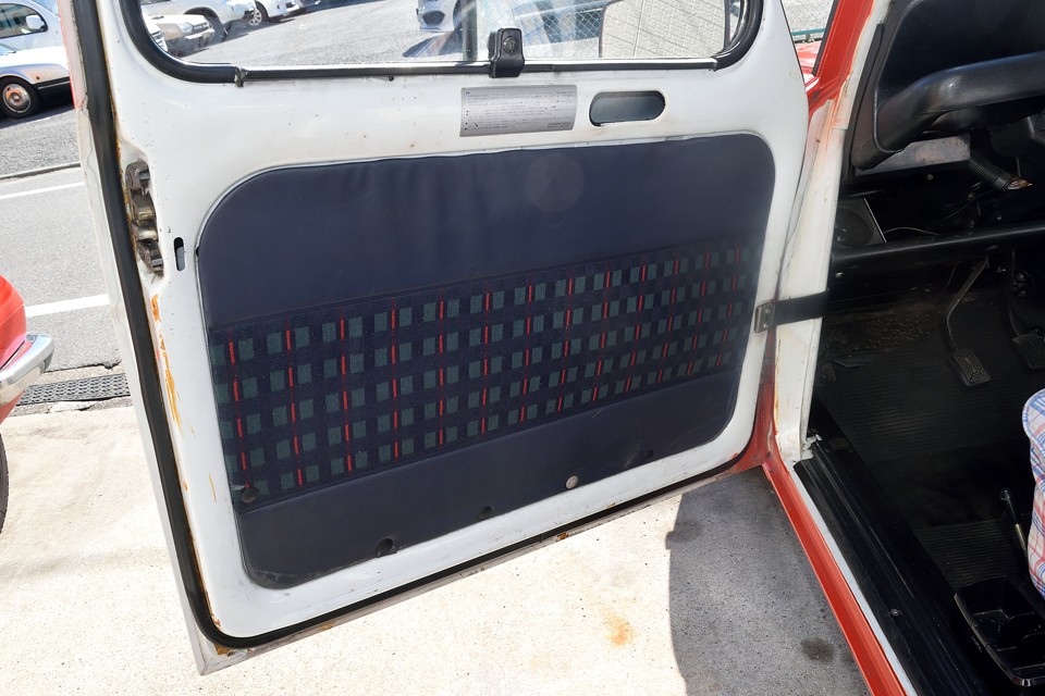 フロントドアの内張りです。ノーマルの内張りもチェック柄なので、見た目、シートカバーとの相性もバッチリ！