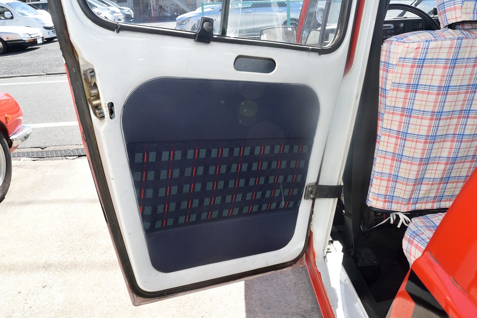 リアドア内張りです。上下はビニール素材なのでパリパリになっている個体も多いですが、これは◎！破れや目立つ汚れもありません！