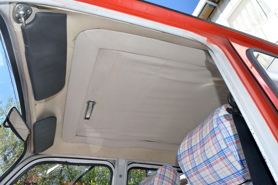 ベージュ系の天張りなので、若干薄い汚れが見えますが、破れや目立つ汚れも無く、この状態でしたらかなり優秀ではないかと！ベージュ系は室内を明るくする効果も！