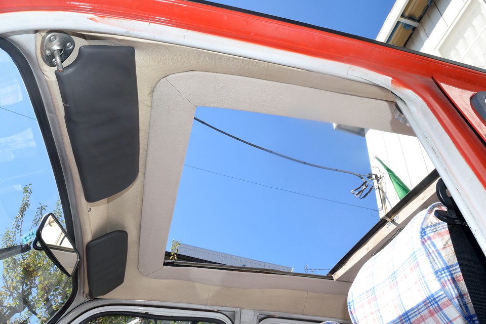 キャンバストップは壊れる心配の無い、安心の手動式です。レバーをひねってエイッ！で開きます。その間わずか3秒！ホントです！