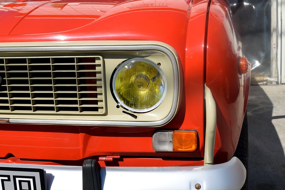そしてヘッドライトはイエローバルブ！やっぱりフランス旧車には良く似合いますね。ちなみに、弊社入庫時、ヘッドライト反射板が劣化していたので、左右新品交換済で目元クッキリ！また、バルブはハロゲン球のイエローですので、明るさもそれなりにあります。