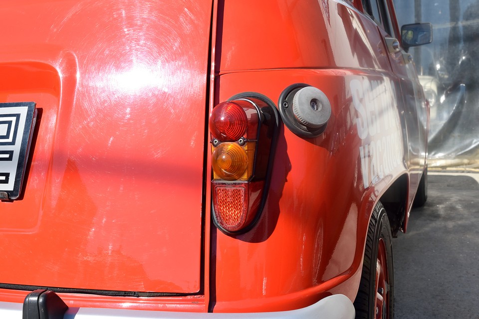 どこか可愛らしさを感じさせる特徴的な形状のリアレンズも、割れはもちろん色褪せも感じない状態です！