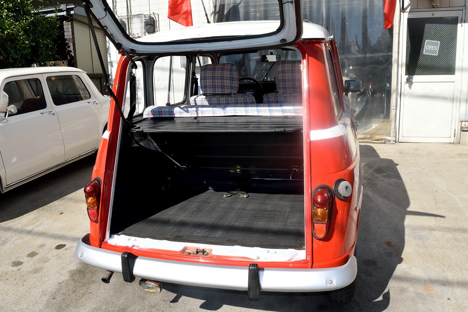 もともと実用車ですので、使いやすさもピカイチ！この時代からちょっと背高のハッチバックで、しかもリアシートは背もたれ～座面もたためるダブルホールディング式！真っ平らで広大な空間も簡単に造れちゃう優れものなのです！