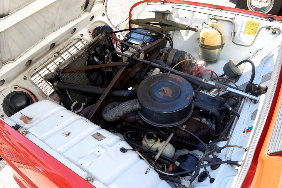 直列4気筒OHV、1108cc、最高出力34.5 PS/4000 rpm、最大トルク7.5 kgm/2500 rpmを発生！えっ？たったの34馬力？！なんて侮ってはいけません。実用回転域で最大トルクを発生するその特性と、車重720kgと軽量なおかげで、むしろ発進時の出足は現代車にも引けをとらないほどなのです！