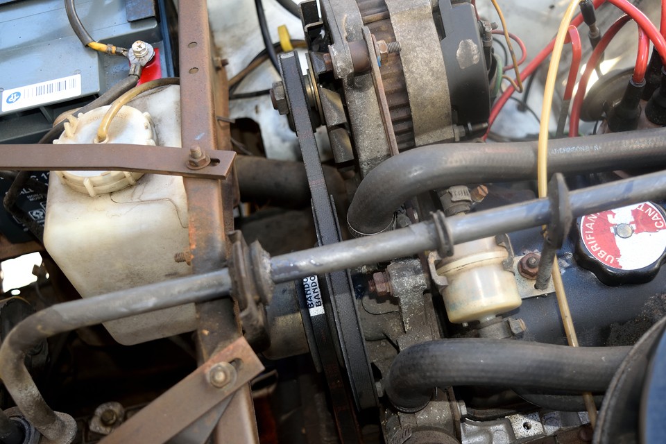 キャトルの機関系の肝と言えばココ！ベルトの擦れもなく、オルタネータ、ウォーターポンプともに正常に機能しているようです！こりゃ安心！