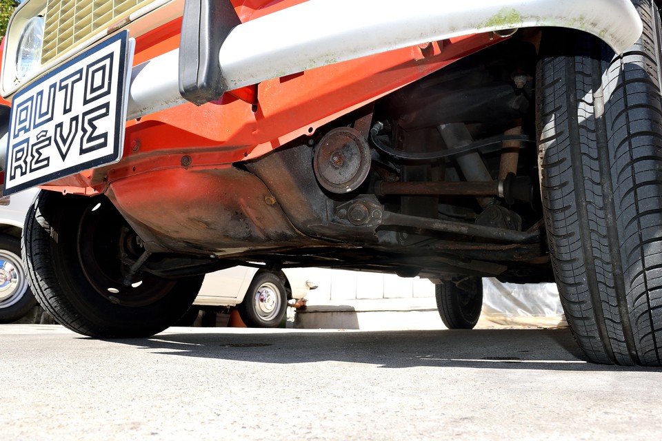 エンジン下面です。現在、ドライブシャフトオイルシールからのMTオイル漏れが若干ありますが、ご成約いただきましたら納車整備内でオイルシール交換させていただきますので、むしろご安心いただけるかと・・・。