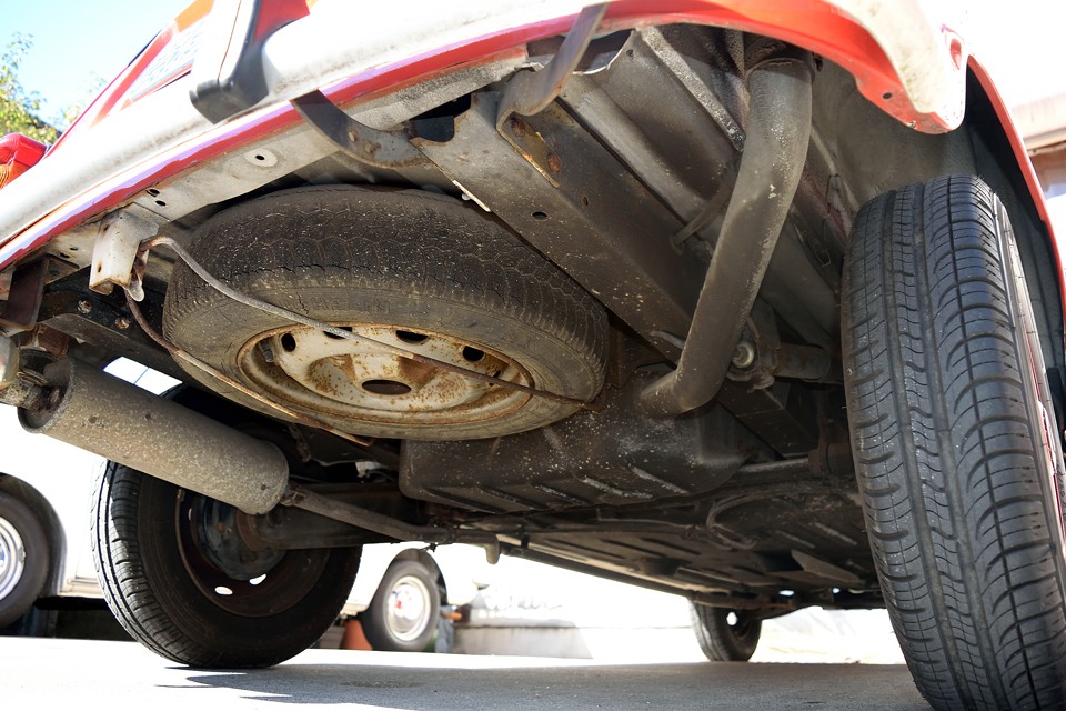 リア下面です。薄いサビはもちろんありますが、強度を損なう様な酷いサビや損傷が無いのはお分かりいただけると思います。