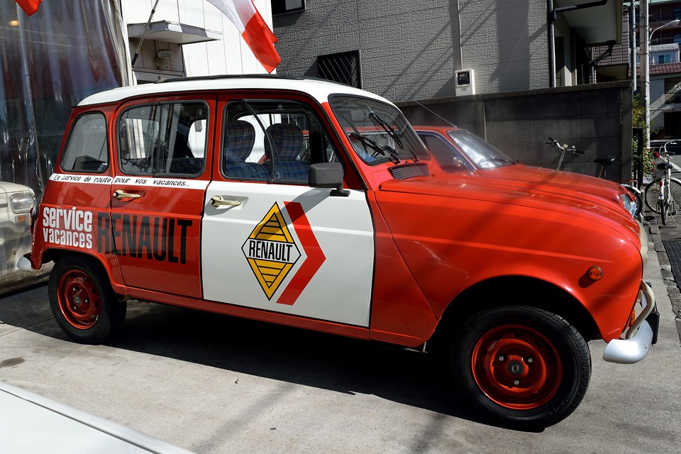 アウトレーヴ『こんな感じでロゴとか使わせていただきたいんですけど・・・』　ルノー本社担当者『素敵なキャトルね。もちろんいいよ！』　えぇ～、そんなに簡単で良いの～！なんか、こう、書類とか、サインとか・・・（笑）