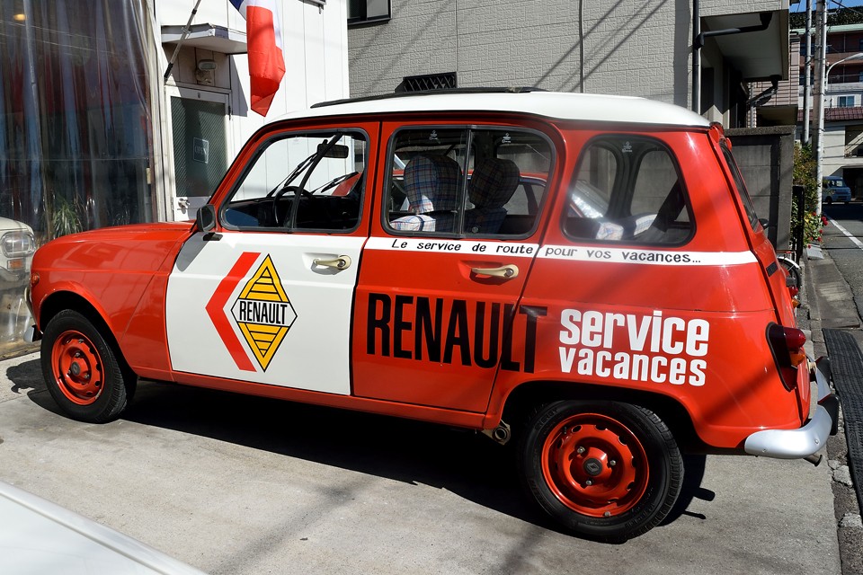 見た目のカッコよさは充分ご覧いただけたと思いますので、ここで肝心な中身のお話も少し・・・実用フランスの宿命でしょうか、なかなかフルレストアやそれに準じた仕上げをされる事が少ないキャトルなので、ダメダメな個体も多いですが・・・。