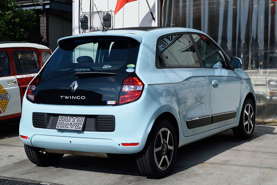 何と言っても、まずはこのスタイリング！山脈の稜線を思わせるサイドのプレスラインで4輪の踏ん張り感を演出！更にスカットルから上を絞り込むことで、小さくてもこんなダイナミックな印象になるんですねぇ～、素晴らしい！