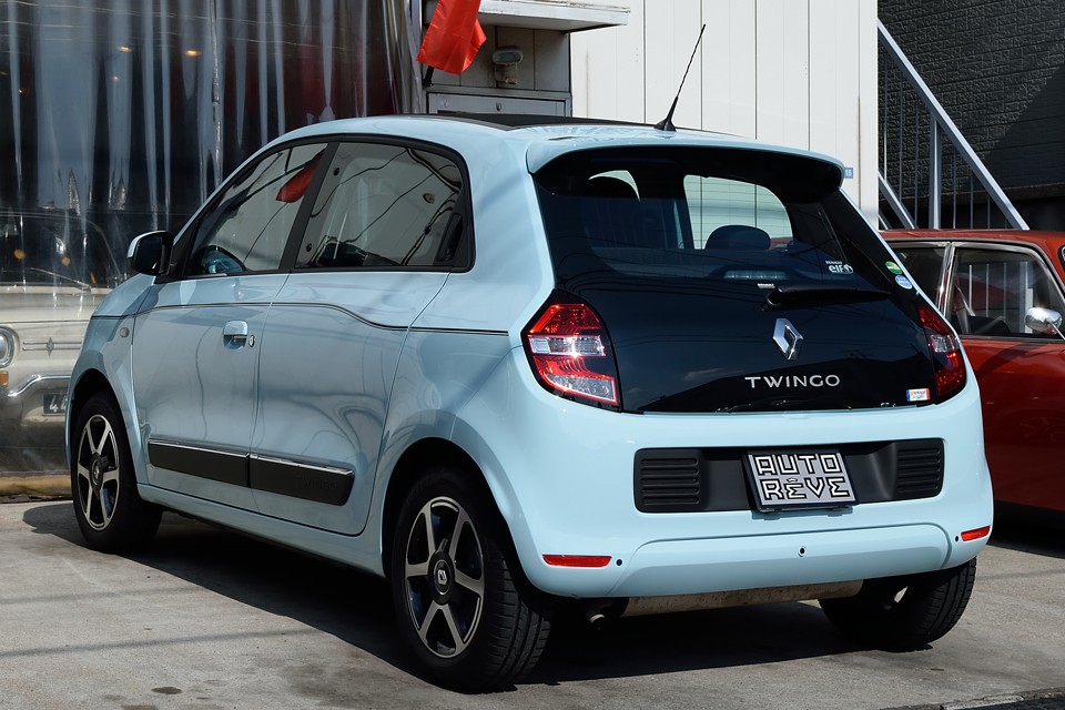 全長3620mmのコンパクトなボディの四隅に配置されたタイヤと、RRにより、余裕のあるフロント部分を室内スペースとしてタップリ使ったおかげで、大人4人が座れるスペースを確保！