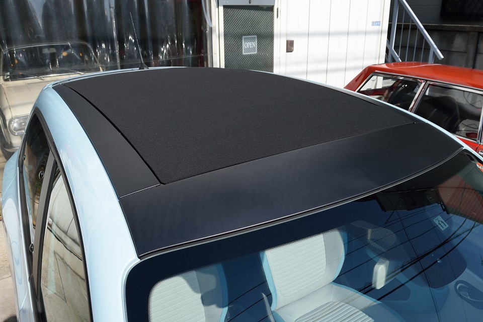 そして、これまた良く出来た電動キャンバストップ！ブラックアウトしたルーフに馴染む黒キャンバスで、ご覧の通り、破れはもちろん汚れもほとんどありませ～ん！