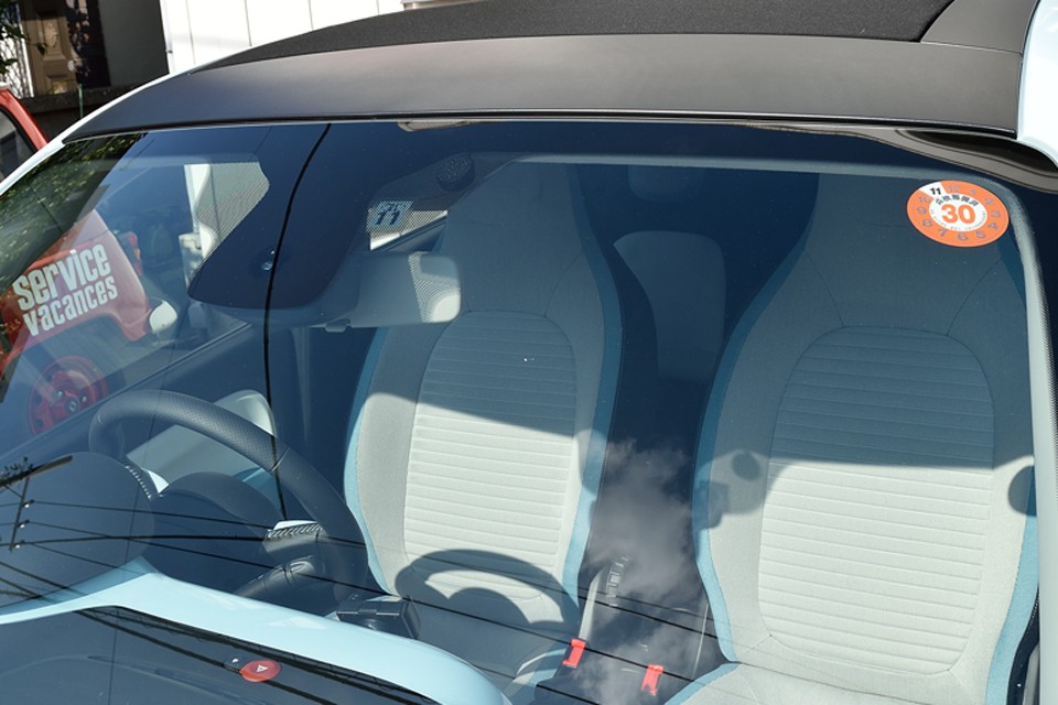 車両全体にわたって清潔感のある美車ですが、唯一気になるところと言えばコレでしょうか・・・画像の真ん中、フロントガラスの助手席前辺りに小さな点キズが・・・助手席側なので、運転中に気になる事はありませんでした。