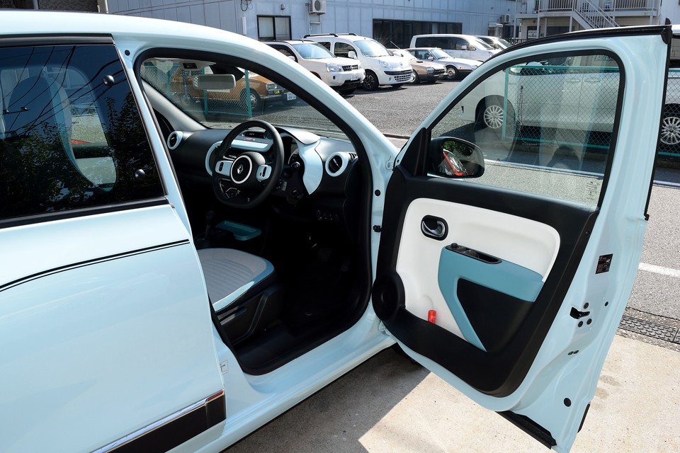 ボディデザイン同様、インテリアのデザインも秀逸！それではじっくりご覧くださいませぇ～！