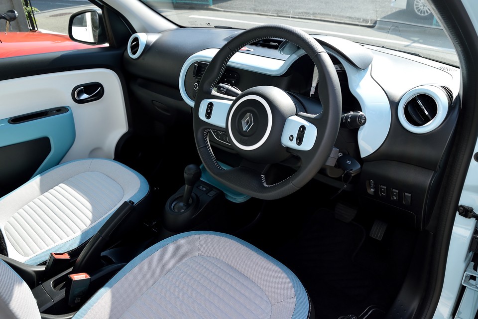 まるでおしゃれ雑貨のようにPOPで楽しいインテリア！用も無いのに乗りたくなっちゃう～！っていうか、そんな気分にさせてくれるトゥインゴってエライッ！