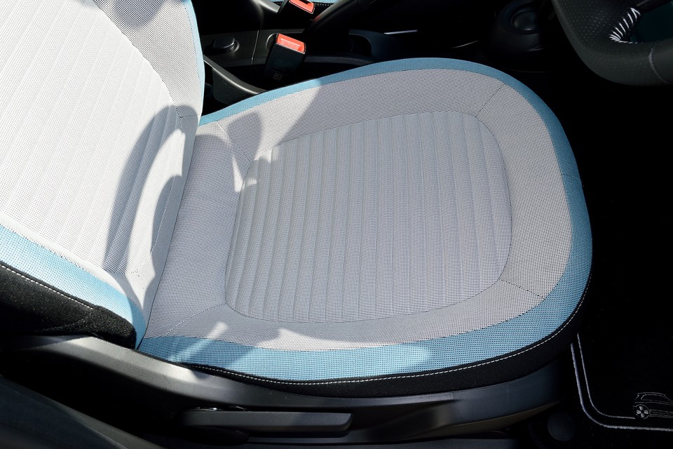 状態が良いのはご覧いただけばお判りいただけると思うので・・・ボディカラーと同色の縁取りがされたシート！こういうの大事！