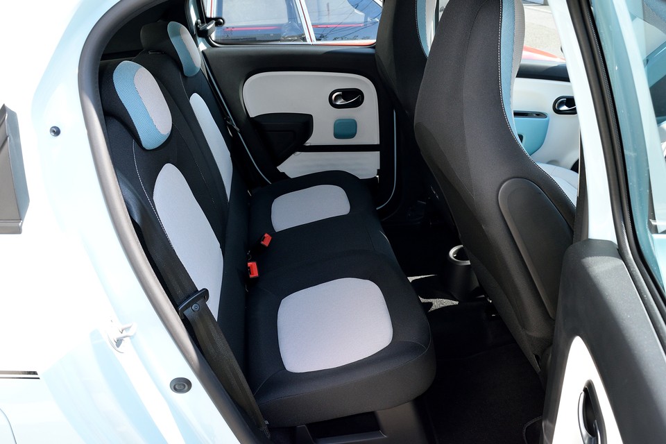 リアシートはほぼ使用感無し！撮影で乗るのに躊躇するくらい清潔な状態です！