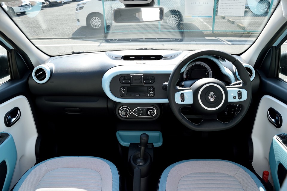 クルマの性格を端的に表す秀逸なデザイン！シンプルながらもPOPでCOOLで、しかも、どっかの国のクルマみたいに安っぽさを感じないのは、緻密なデザインのおかげ！