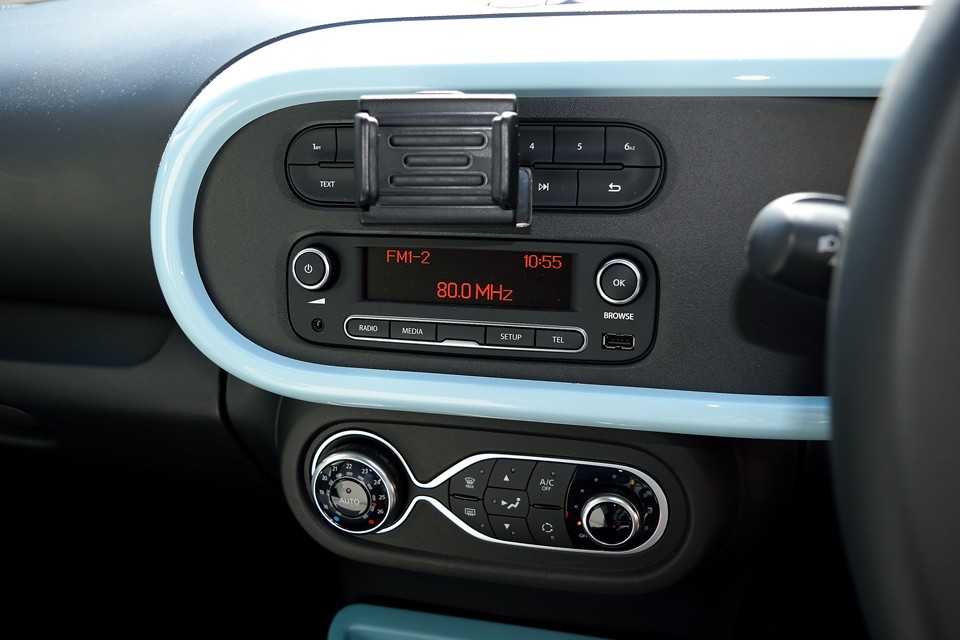 最近のクルマはスマホホルダーが標準のようで、一番見やすく、操作しやすい位置にワンタッチでスマホの取付が可能です！これは便利！