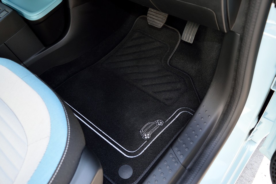 走行7,000kmほどなので、当たり前と言えば当たり前ですが・・・キレイです。おそらくクルマで一番汚れやすい運転席のフロアマットがこの状態です。納得の美車！