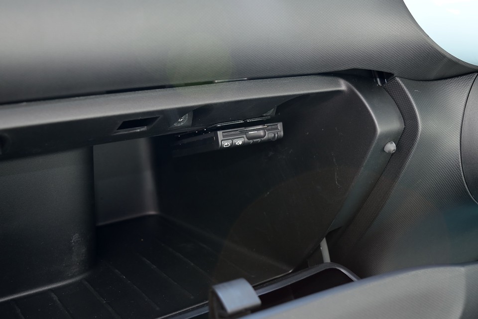 ETCはグローブBOX内に装備！パナソニック製のアンテナ別体、音声案内タイプ！